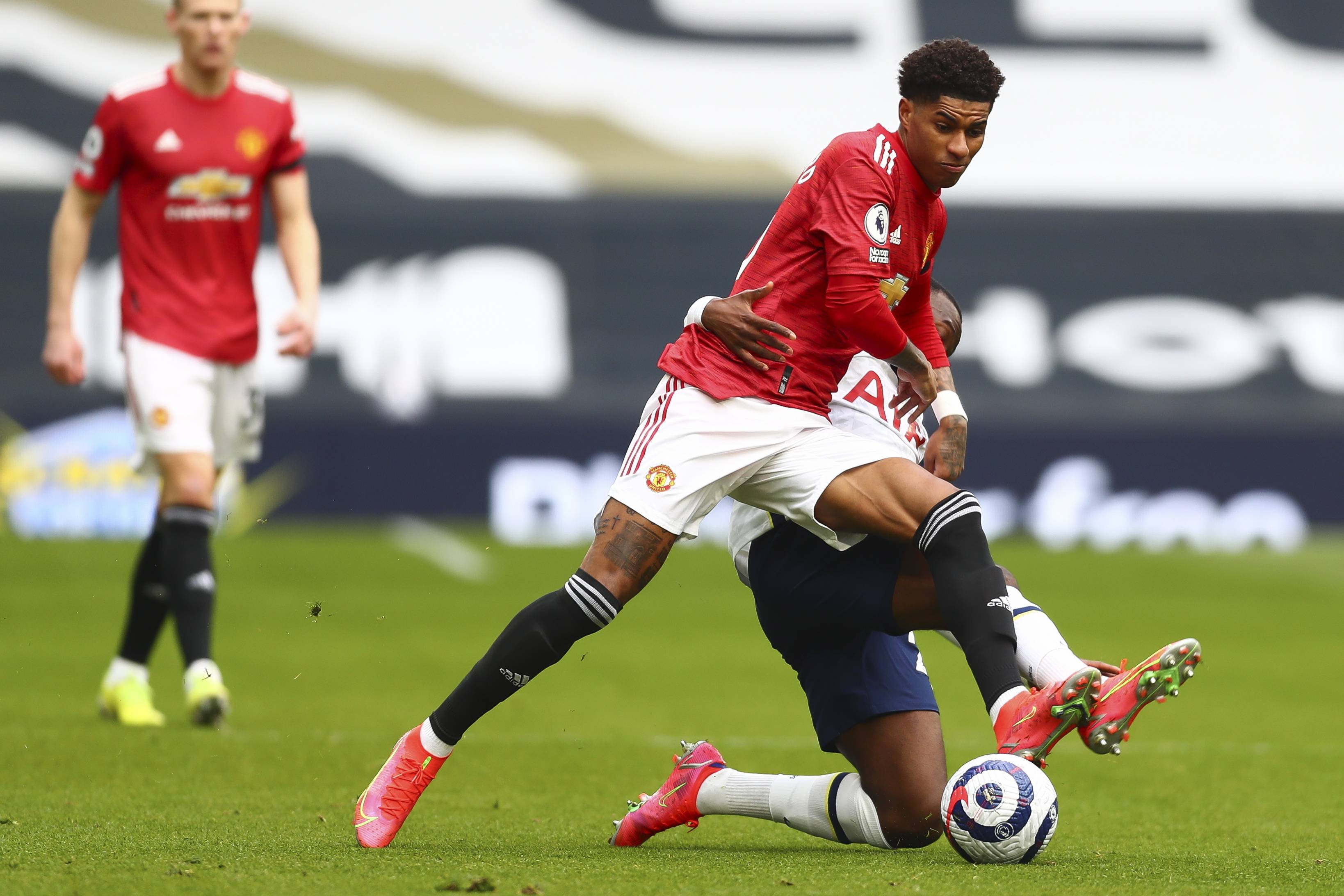 更是对莱万 更是对莱万